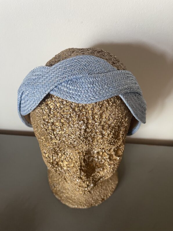 Diadema trenzada azul cielo – Estilo fresco y versátil - Imagen 2