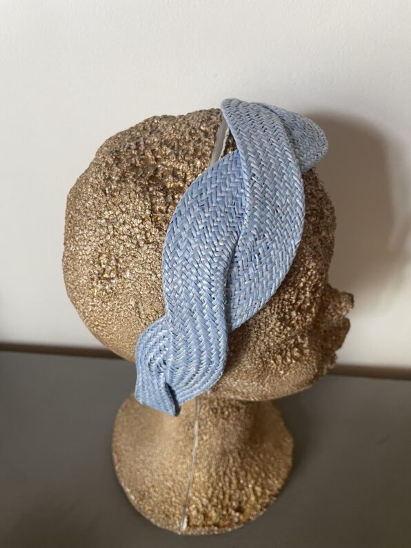 Diadema trenzada azul cielo – Estilo fresco y versátil - Imagen 4