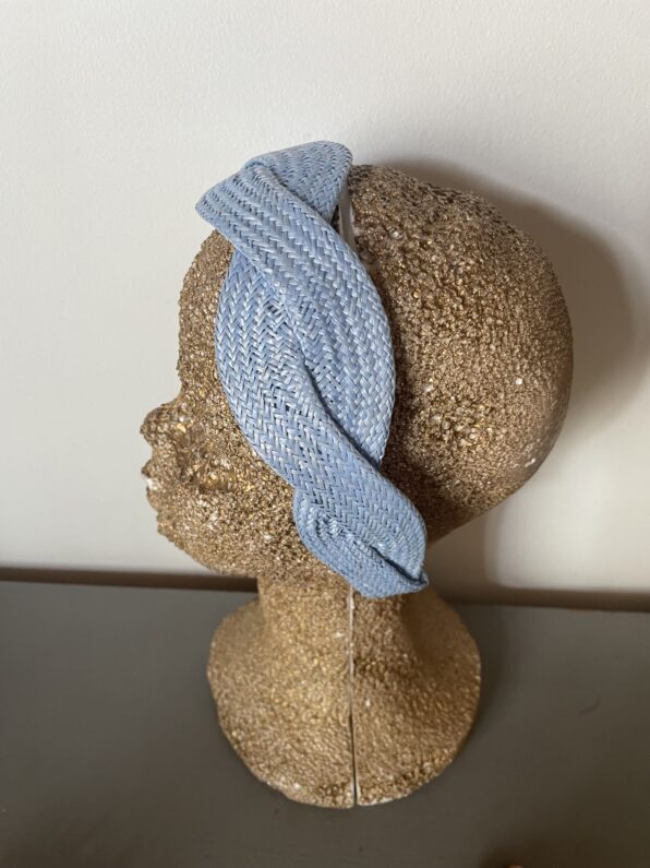 Diadema trenzada azul cielo – Estilo fresco y versátil - Imagen 3
